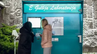 В аэропорту Риги открыли пункт роботизированного тестирования на коронавирус