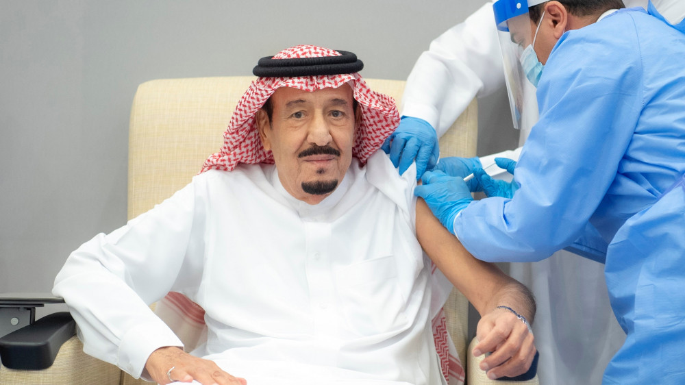 Король Саудовской Аравии Сальман бен Абдель Азиз Аль Сауд получает первую дозу вакцины против коронавируса. © Reuters