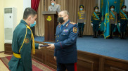 Спасшего пятерых детей от гибели солдата наградили в Нур-Султане