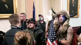 Штурмовавшего Капитолий "викинга" взяли под стражу в США