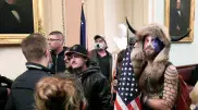 Штурмовавшего Капитолий "викинга" взяли под стражу в США