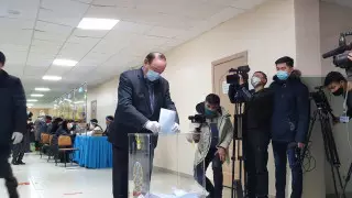 На выборах проголосовал лидер партии "Ауыл" Али Бектаев