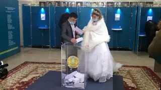 "Встали в 6 утра". Невесты голосуют в свадебных платьях в Казахстане