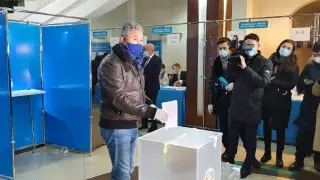 Председатель "Ак жол" Азат Перуашев проголосовал на выборах