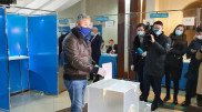 Председатель "Ак жол" Азат Перуашев проголосовал на выборах