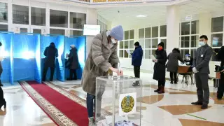 Жители Усть-Каменогорска активно голосуют на выборах