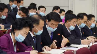 Северокорейские чиновники впервые появились на публике в масках