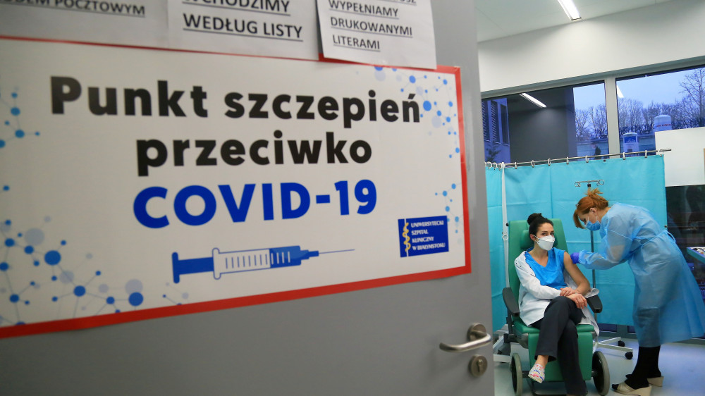 Тяжелое осложнение после вакцинации от COVID-19 зафиксировали в Польше
