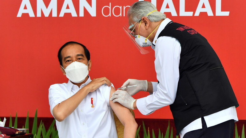 Президент Индонезии Джоко Видодо получает вакцину. Фото ©REUTERS