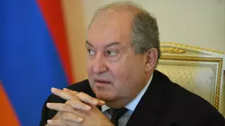 Больной COVID-19 президент Армении попал в больницу с пневмонией