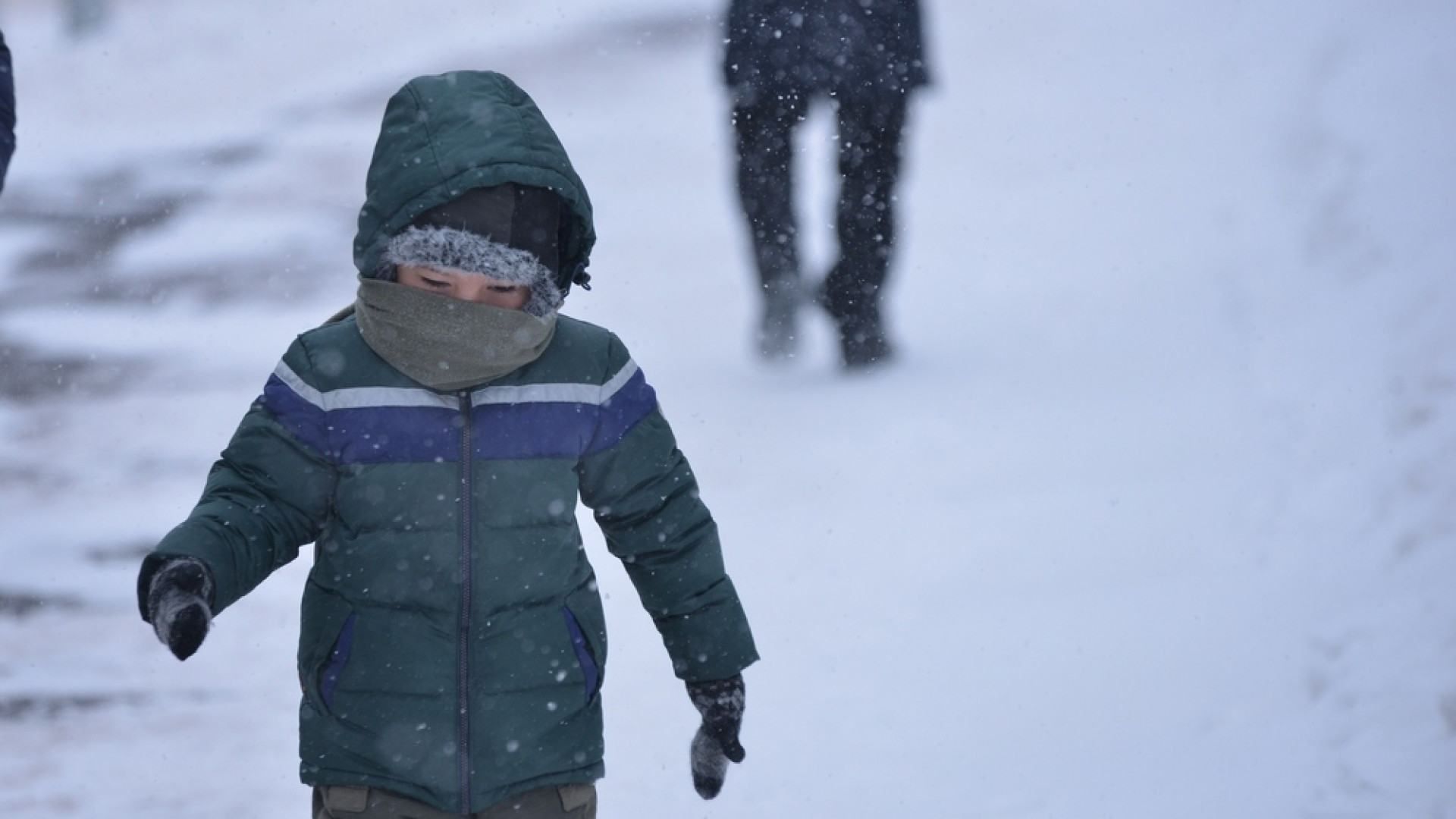 Трещал сильный мороз. Дети идут в школу в Мороз. Метель школьники. Дети идут в школу в метель. Ребенок на морозе.