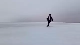 Американский певец восхитился катанием школьника на замерзшем Каспии