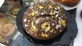 Хлеб с золотом и мед за 2,5 миллиона тенге. Названы самые дорогие продукты для туристов