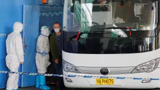 Часть экспертов ВОЗ не смогла въехать в Китай из-за тестов на коронавирус