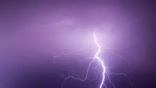 Бразилец снял на видео ударившую рядом с ним молнию