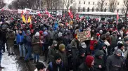 Тысячи людей в Вене вышли на митинг против карантина