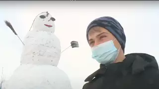 Еще одного гигантского снеговика лепят школьники из Павлодарской области