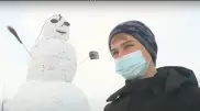 Еще одного гигантского снеговика лепят школьники из Павлодарской области