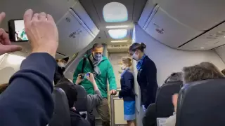 Появилось видео из самолета, в котором Навальный вылетел в Москву