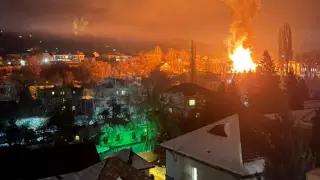 Здание вспыхнуло близ телебашни на Коктобе