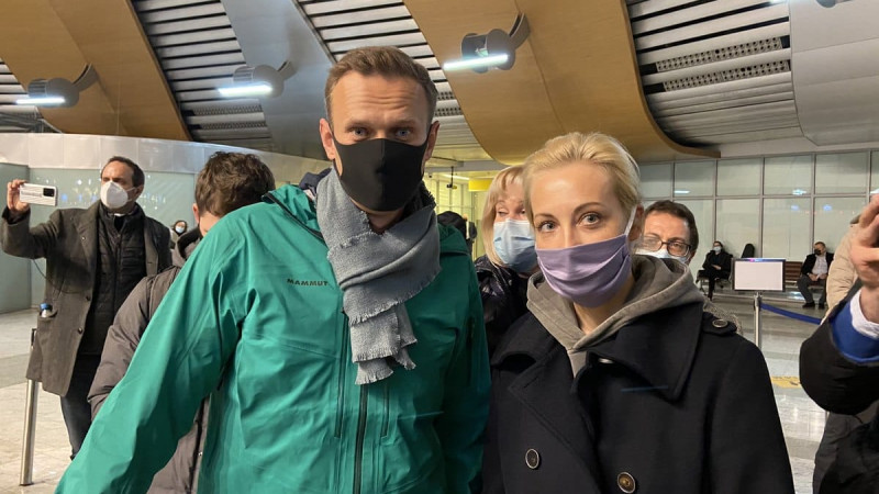 Алексей Навальный с женой Юлией в аэропорту. © meduza