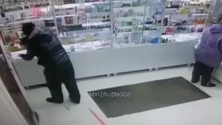 Мужчину задержали за кражу литра антисептика в аптеке