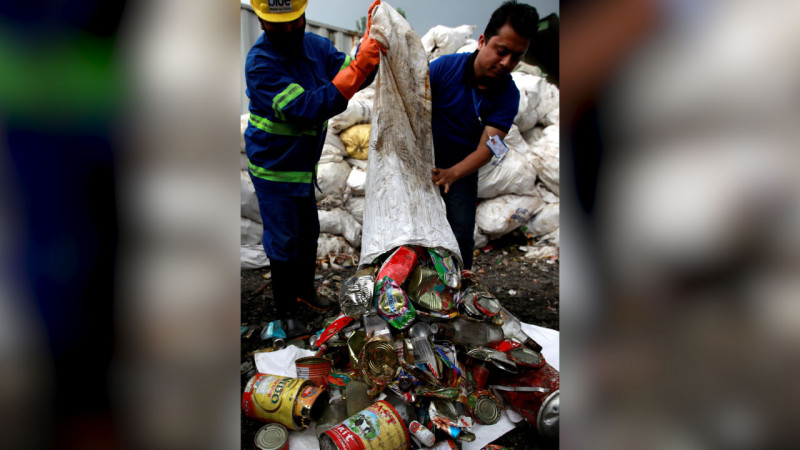 Работники перерабатывающей компании сбрасывают мусор, привезенный с горы Эверест. Фото ©REUTERS