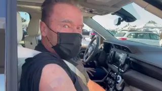 Шварценеггер процитировал Терминатора, прививаясь от коронавируса