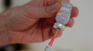 Врача уволили за кражу вакцины от COVID-19 в США