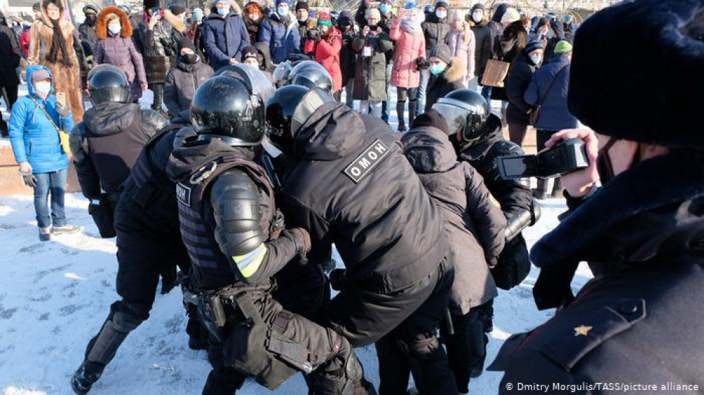 Участников акции в поддержку Навального задерживают силовики в городах России