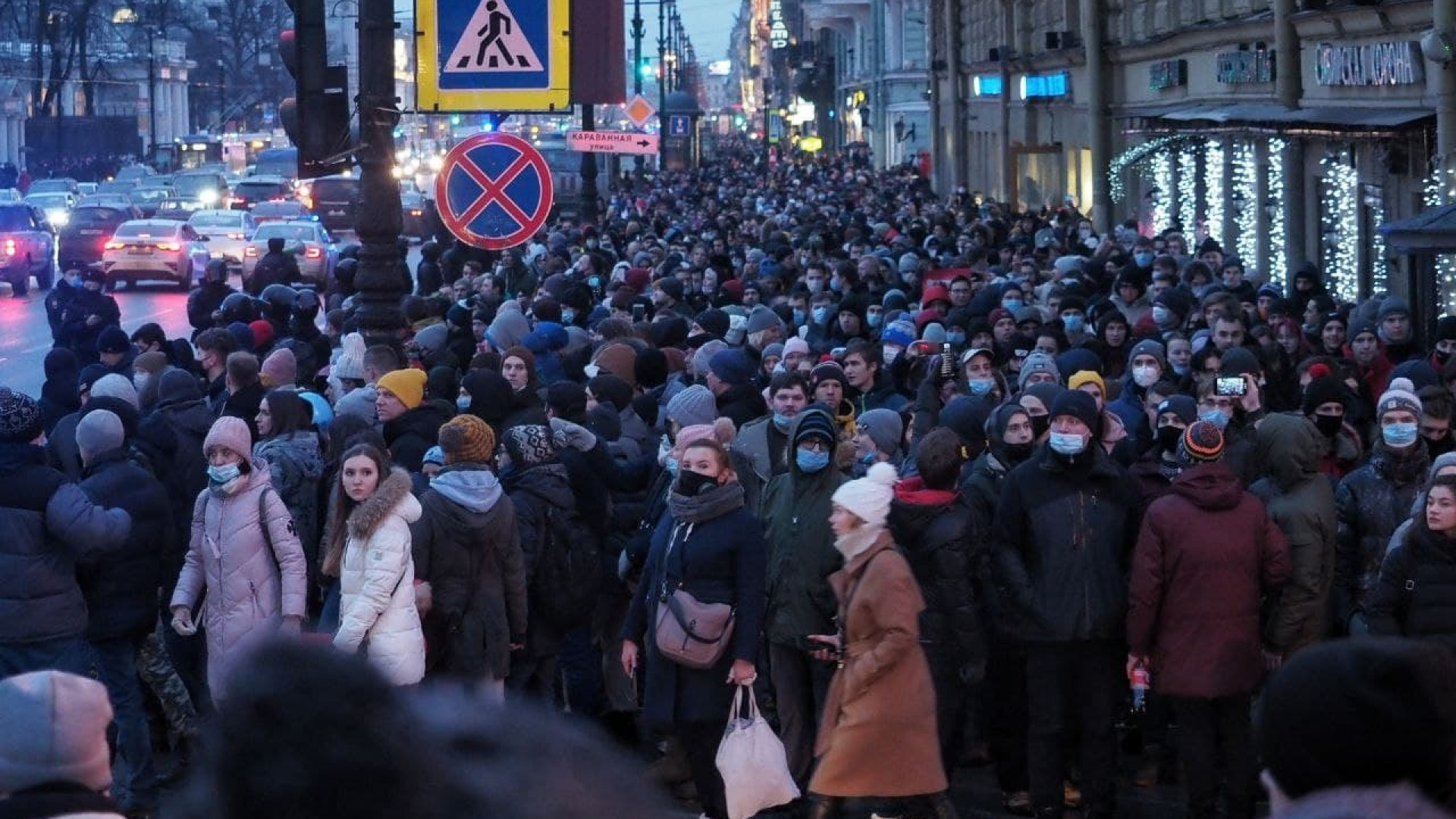 Покажи митинг. Митинг 23 января 2021 Санкт Петербург. Толпа людей на Невском. Митинг в Москве. Митинг за Навального СПБ.