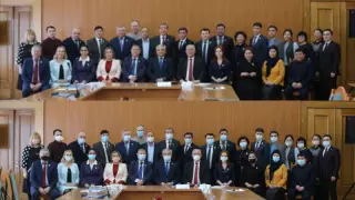 "Задержали дыхание": депутатов маслихата оштрафовали за фото без масок в Семее