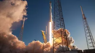 SpaceX вывела на орбиту рекордное число спутников