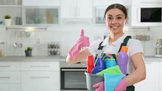 Жильцы дома довели уборщицу до слез подарком за 20 лет чистоты