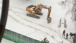 "Бабушка чуть не сожгла себя". С уплотняющей застройкой борются жители Самала-3