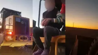 Двоих детей за рулем тяжелого погрузчика остановили на безлюдной трассе в Казахстане