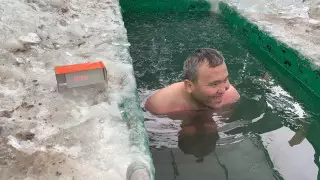 Замерз палец: астанчанин провел 45 минут в проруби и обновил рекорд