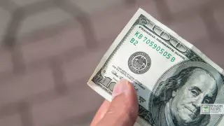 Назван официальный курс доллара на выходные и понедельник
