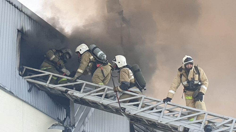 Крупный пожар произошел на складе в Нур-Султане