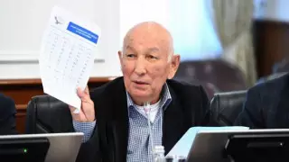 “Ереже жайына қалып отыр“. Тіл маманы жетілдірілген латын әліпбиін сынға алды