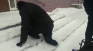 Видео с ползущим по ступенькам "Казпочты" инвалидом возмутило пользователей Сети