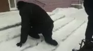 Видео с ползущим по ступенькам "Казпочты" инвалидом возмутило пользователей Сети
