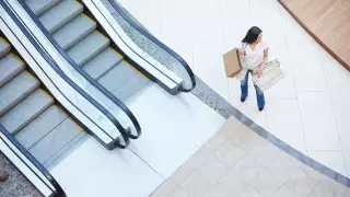 Состояние провалившейся в эскалатор девушки остается тяжелым: у нее перелом ребер