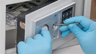 Из квартиры казахстанского бизнесмена вынесли сейф с 40 миллионами