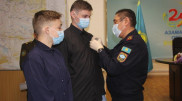 Электрика и школьника наградили за спасение людей из пожара в ВКО