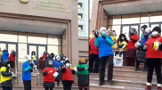 Группа людей устроила пикет у здания Минздрава в Нур-Султане