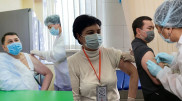 "Буындары сәл ауырған". Вакцина салдырған шенеуніктердің жағдайы қалай?