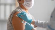 Ученые попробуют смешать вакцины двух разных производителей