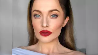 Превратилась в Анджелину Джоли и Робина Уильямса. Визажист восхищает Сеть своими образами