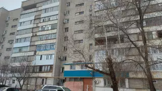 Потоп с потолка: жители многоэтажки в Уральске жалуются на протекающую крышу